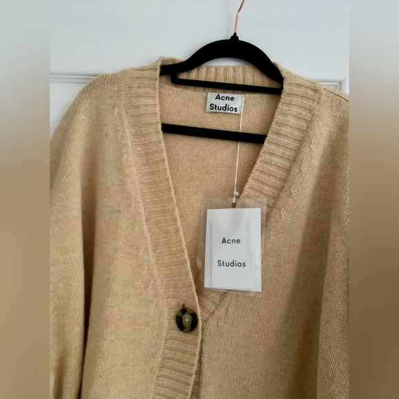 ACNE STUDIOS Button-through wool V-neck cardigan in Beige - Picture 4 of 13